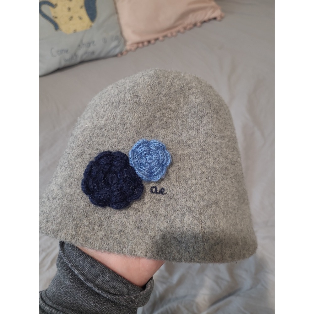 American Eagle Gray knit wool blend cloche hart w/blue flower accents Women OS
